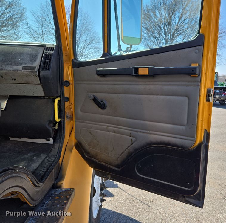 image for item EJ7342 2003 International FL80 oil distributor truck