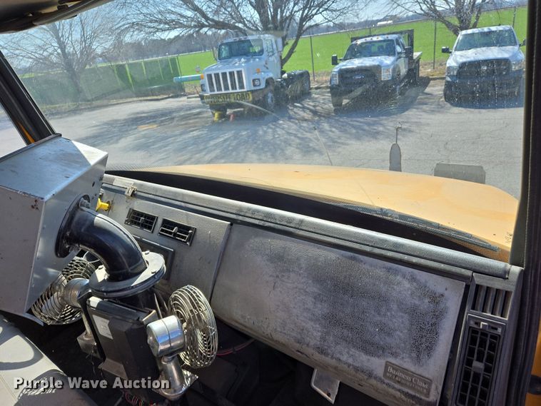 image for item EJ7342 2003 International FL80 oil distributor truck