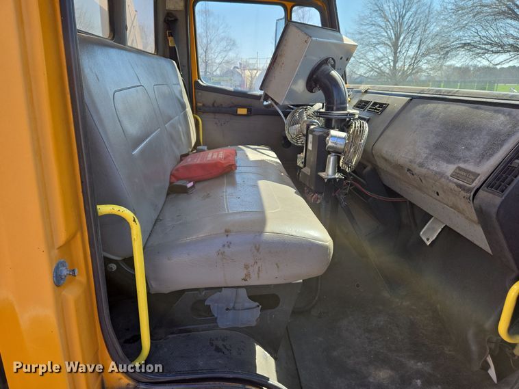 image for item EJ7342 2003 International FL80 oil distributor truck