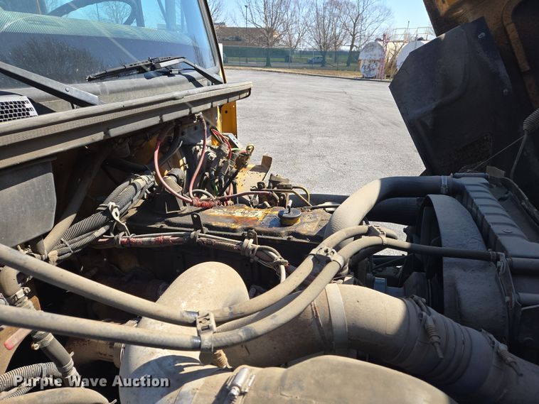 image for item EJ7342 2003 International FL80 oil distributor truck