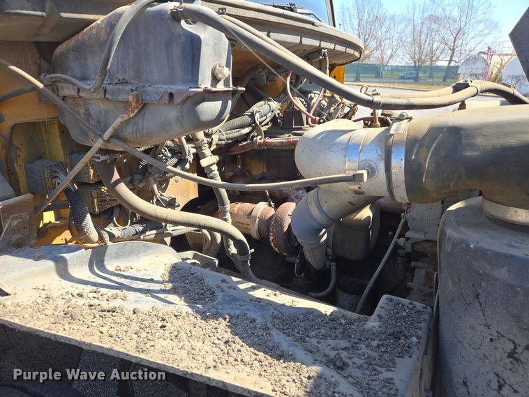 image for item EJ7342 2003 International FL80 oil distributor truck