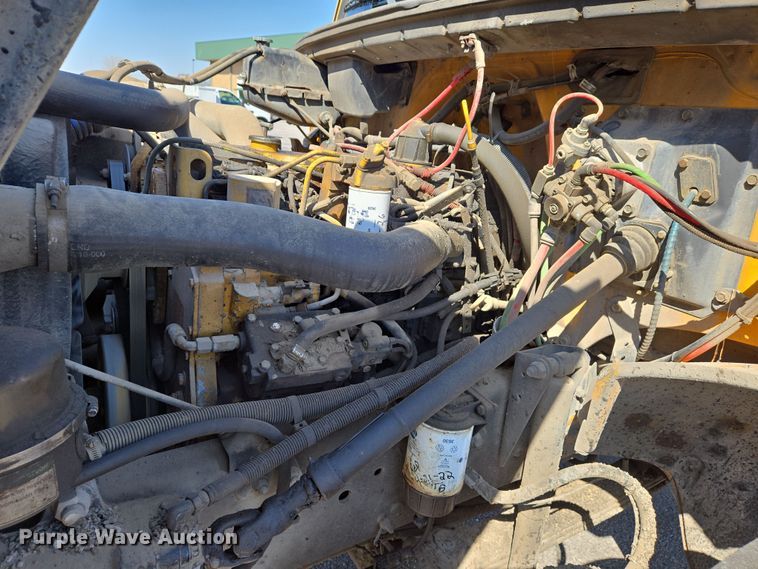 image for item EJ7342 2003 International FL80 oil distributor truck