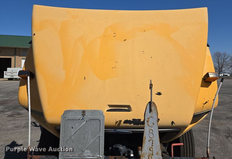 image for item EJ7342 2003 International FL80 oil distributor truck