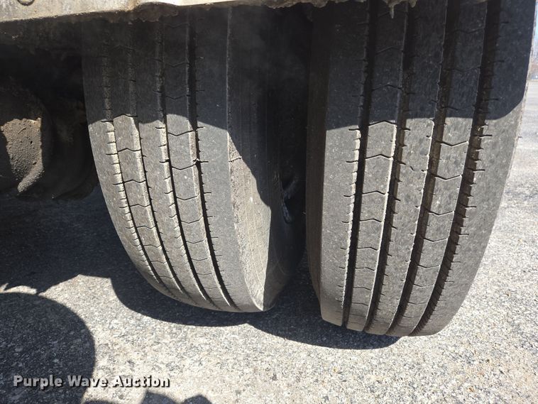 image for item EJ7342 2003 International FL80 oil distributor truck