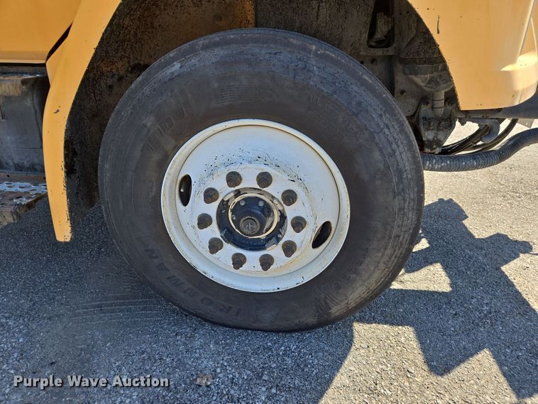 image for item EJ7342 2003 International FL80 oil distributor truck