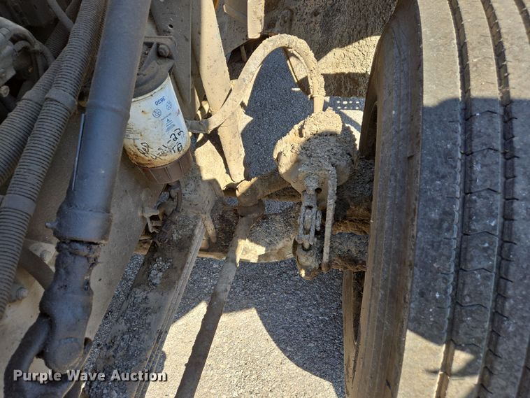 image for item EJ7342 2003 International FL80 oil distributor truck