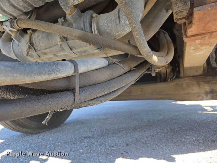 image for item EJ7342 2003 International FL80 oil distributor truck