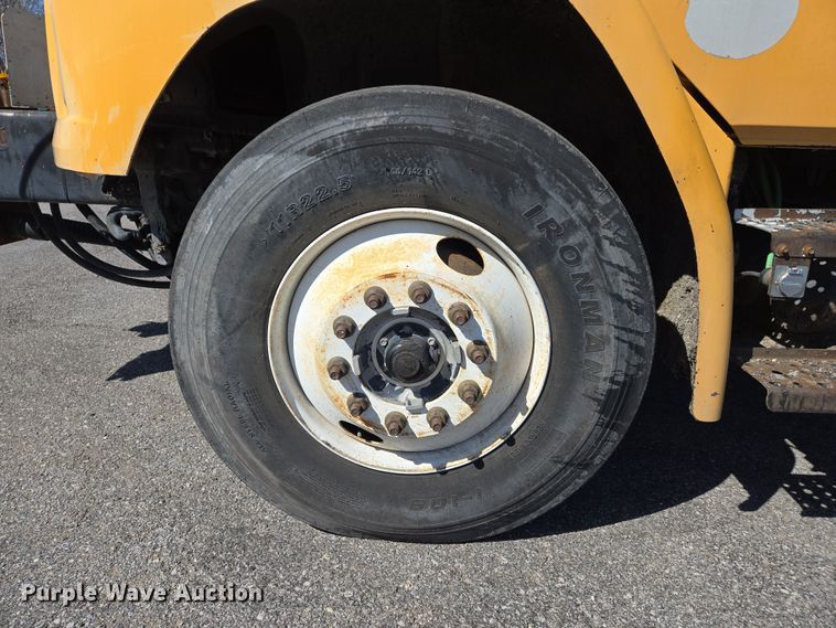 image for item EJ7342 2003 International FL80 oil distributor truck