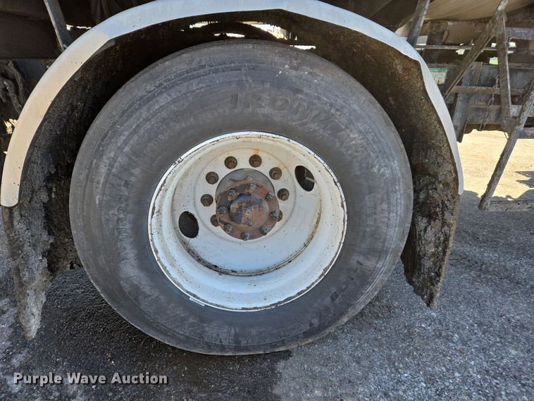 image for item EJ7342 2003 International FL80 oil distributor truck