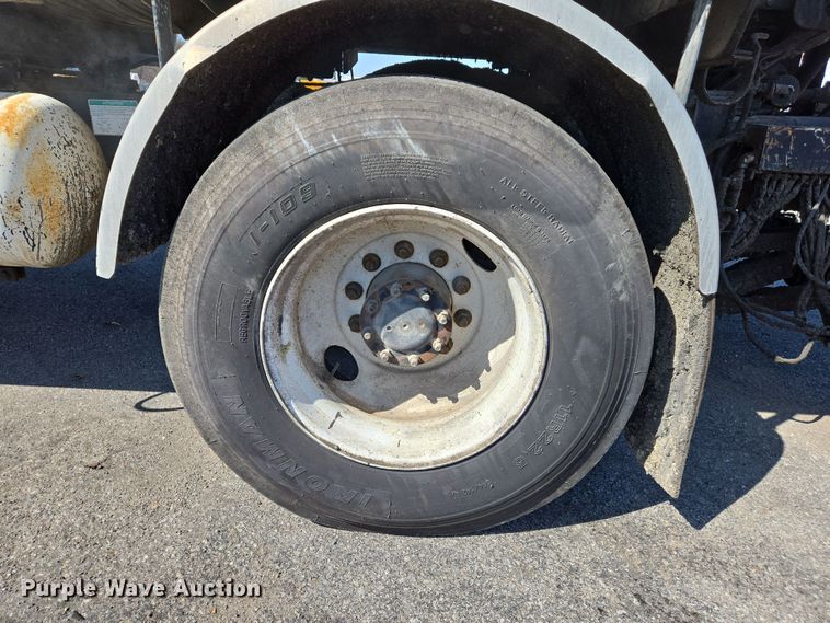 image for item EJ7342 2003 International FL80 oil distributor truck