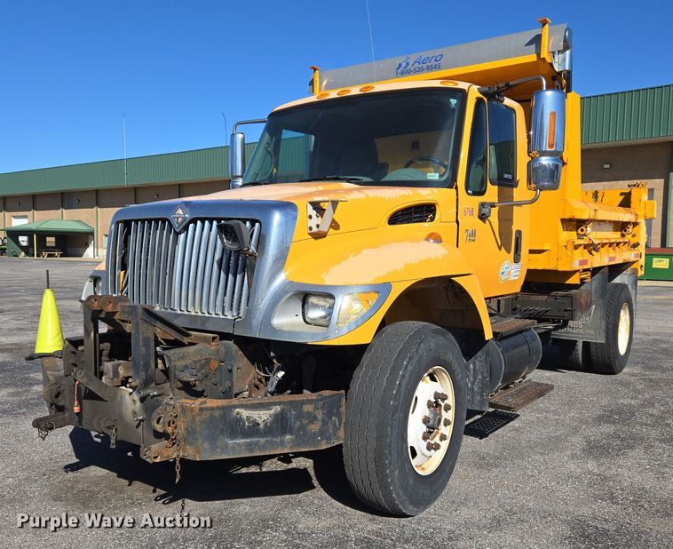 image for item EJ7343 2003 International 7400 dump truck