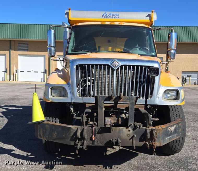 image for item EJ7343 2003 International 7400 dump truck