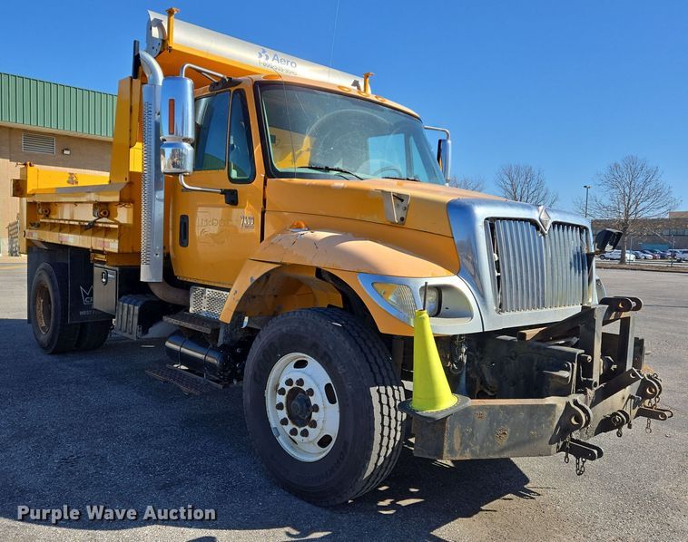 image for item EJ7343 2003 International 7400 dump truck