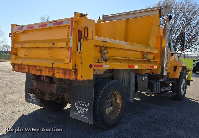 image for item EJ7343 2003 International 7400 dump truck