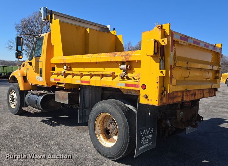 image for item EJ7343 2003 International 7400 dump truck
