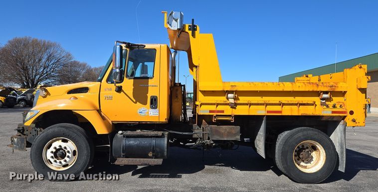 image for item EJ7343 2003 International 7400 dump truck