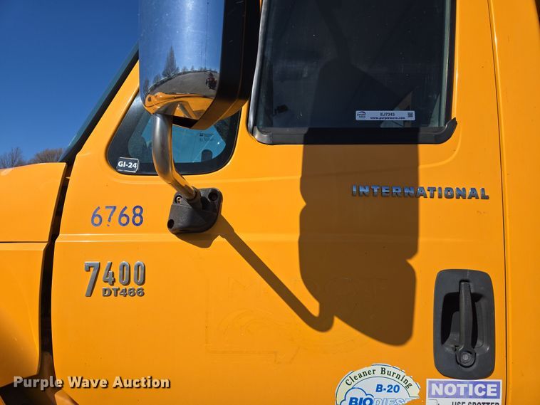 image for item EJ7343 2003 International 7400 dump truck
