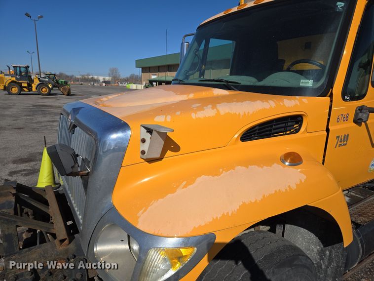 image for item EJ7343 2003 International 7400 dump truck