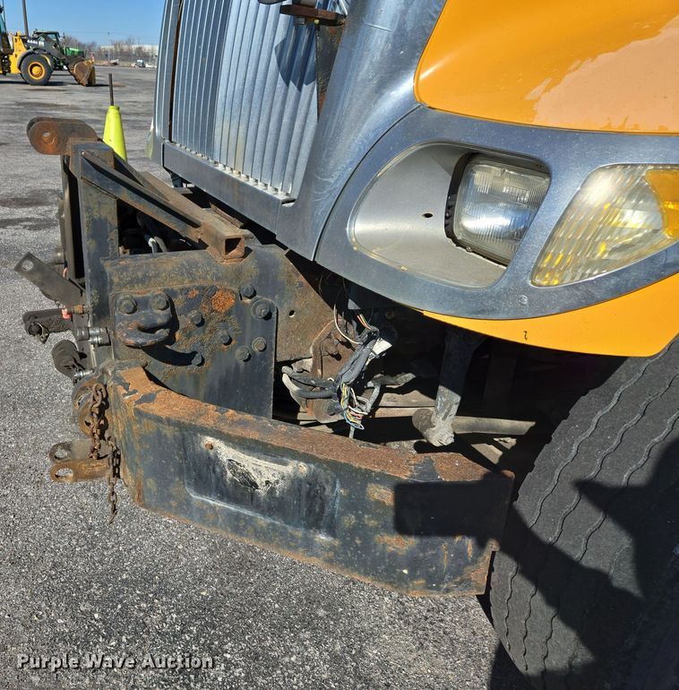 image for item EJ7343 2003 International 7400 dump truck