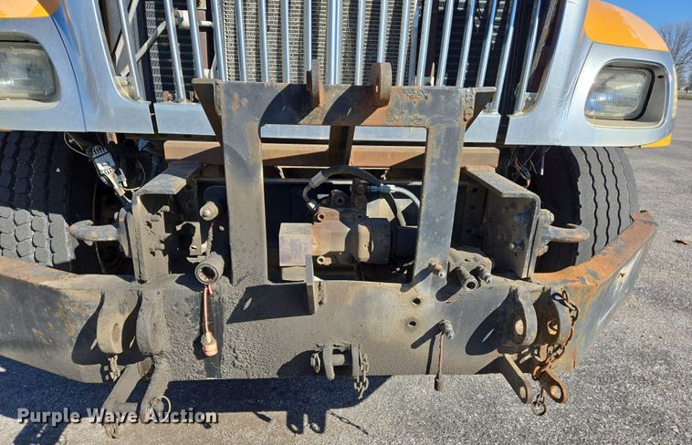 image for item EJ7343 2003 International 7400 dump truck