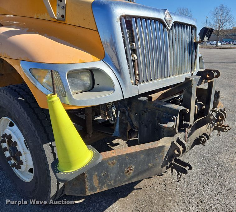image for item EJ7343 2003 International 7400 dump truck