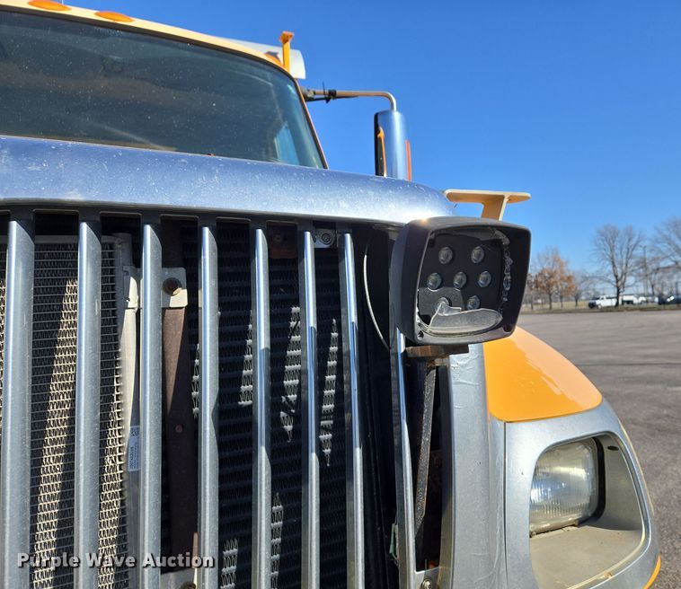 image for item EJ7343 2003 International 7400 dump truck