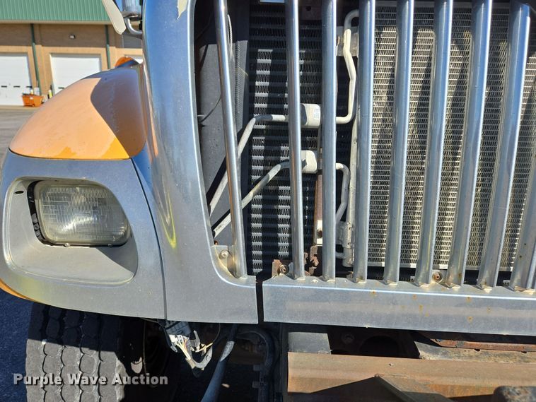 image for item EJ7343 2003 International 7400 dump truck