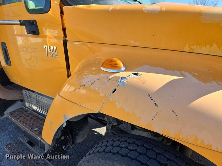 image for item EJ7343 2003 International 7400 dump truck