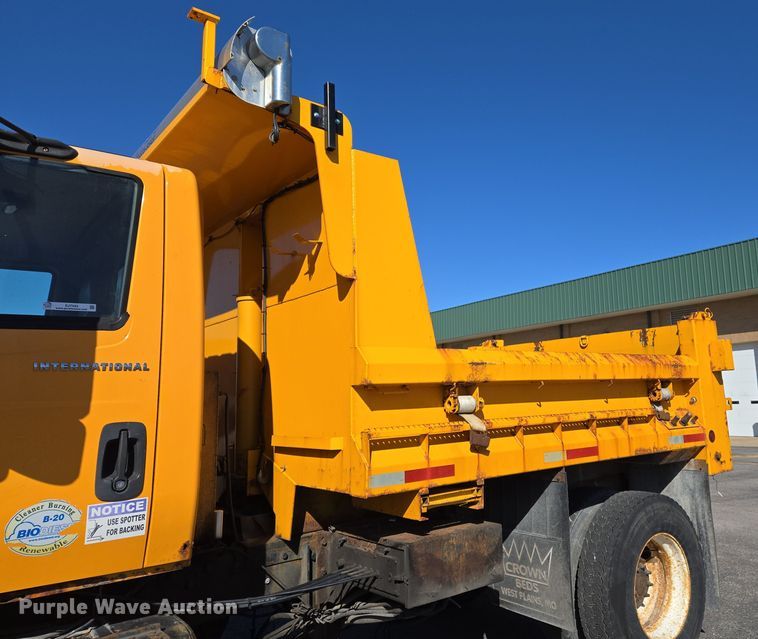 image for item EJ7343 2003 International 7400 dump truck