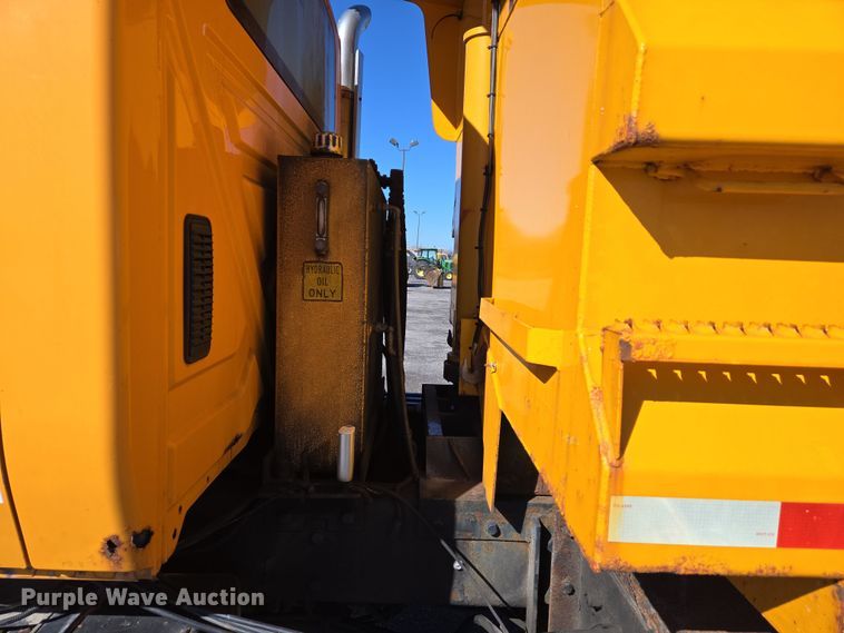 image for item EJ7343 2003 International 7400 dump truck