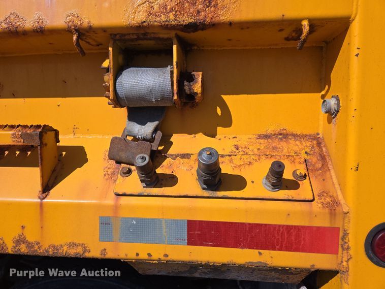 image for item EJ7343 2003 International 7400 dump truck