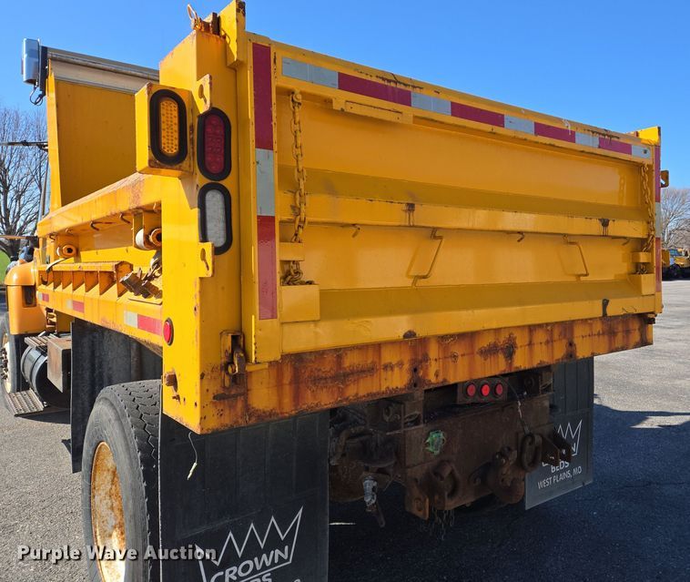 image for item EJ7343 2003 International 7400 dump truck