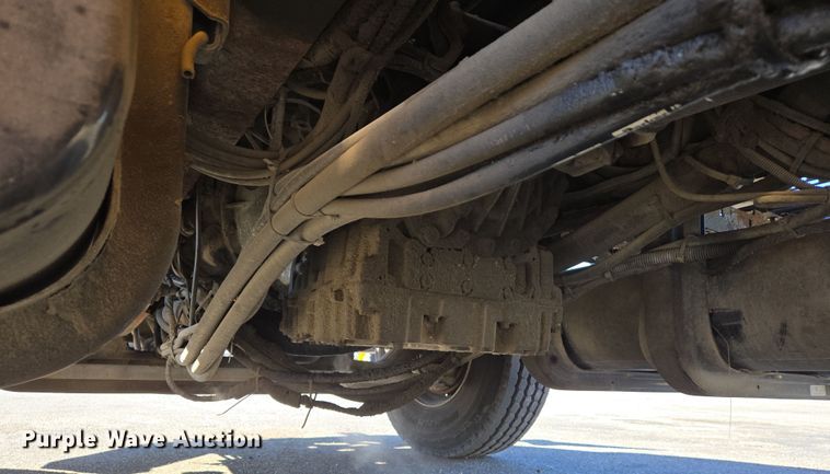 image for item EJ7343 2003 International 7400 dump truck