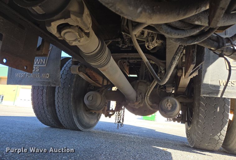 image for item EJ7343 2003 International 7400 dump truck