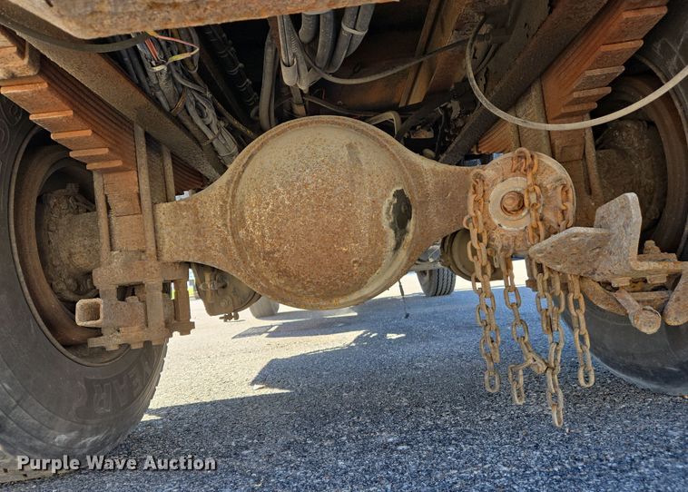 image for item EJ7343 2003 International 7400 dump truck