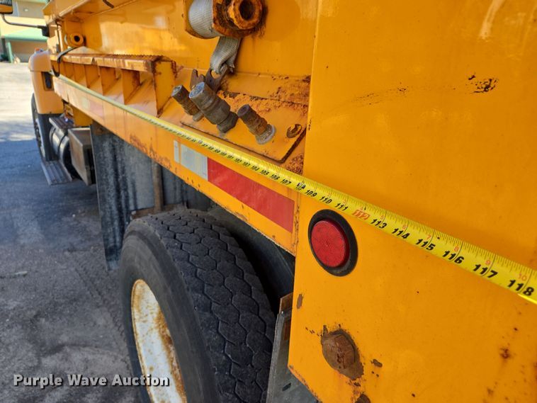 image for item EJ7343 2003 International 7400 dump truck