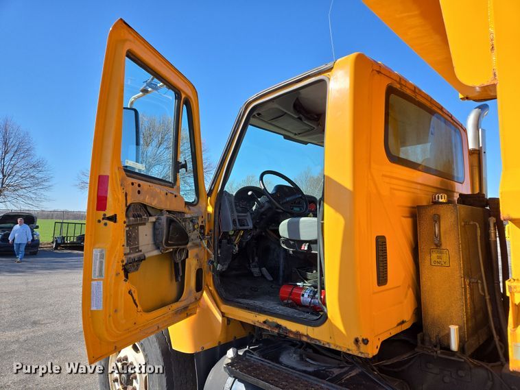 image for item EJ7343 2003 International 7400 dump truck