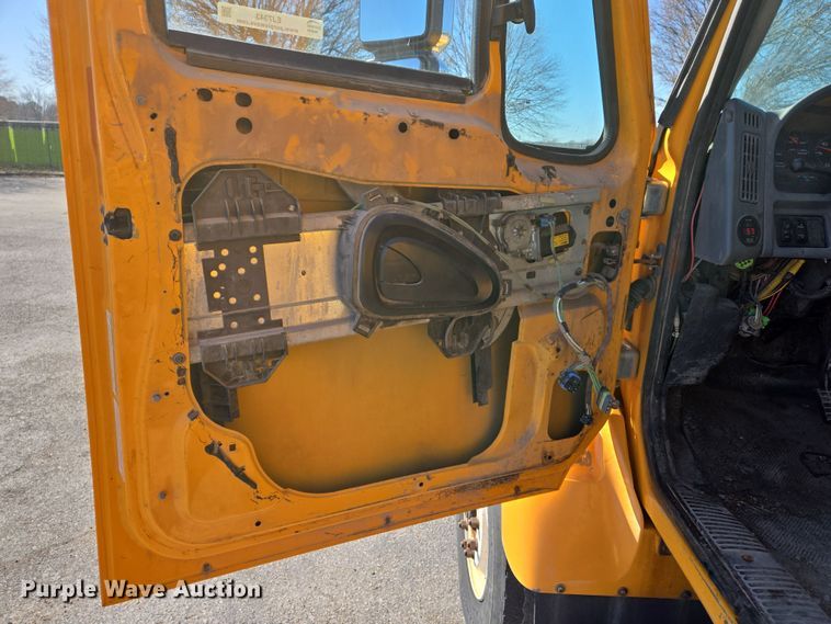 image for item EJ7343 2003 International 7400 dump truck