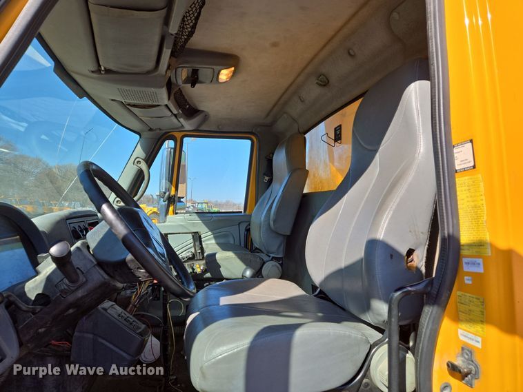 image for item EJ7343 2003 International 7400 dump truck