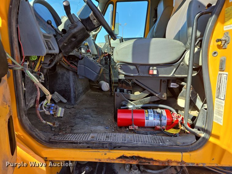 image for item EJ7343 2003 International 7400 dump truck