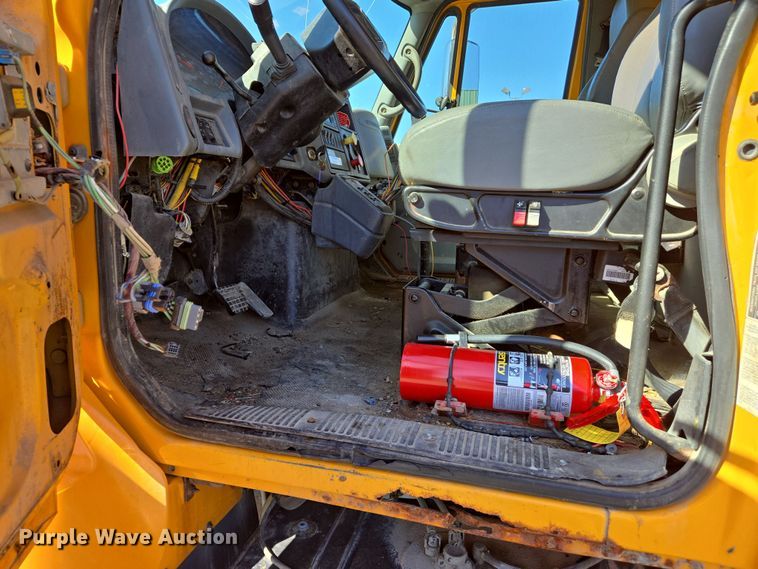 image for item EJ7343 2003 International 7400 dump truck