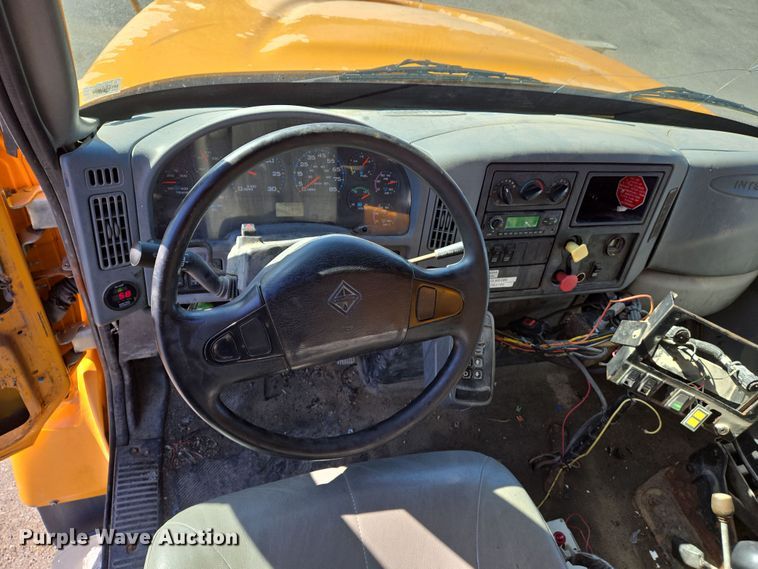 image for item EJ7343 2003 International 7400 dump truck