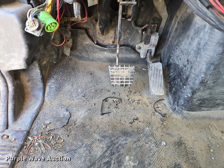 image for item EJ7343 2003 International 7400 dump truck