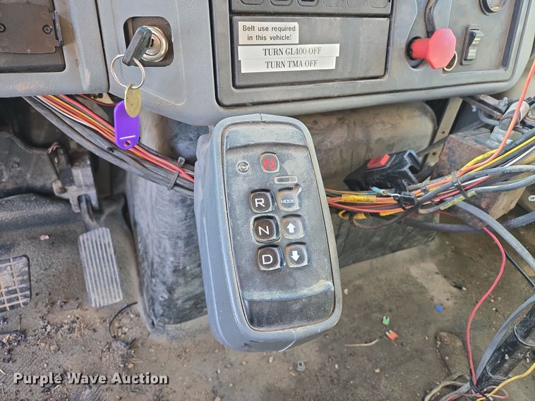 image for item EJ7343 2003 International 7400 dump truck