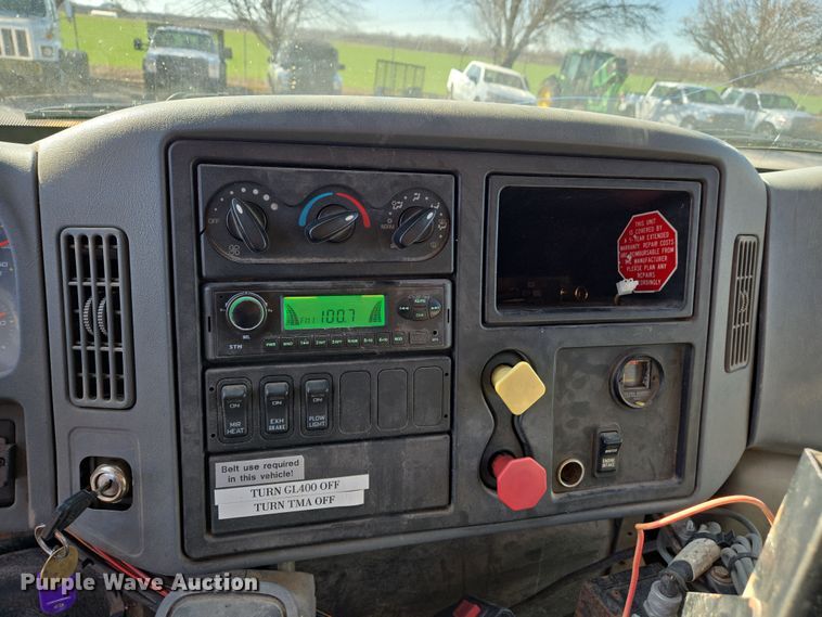 image for item EJ7343 2003 International 7400 dump truck