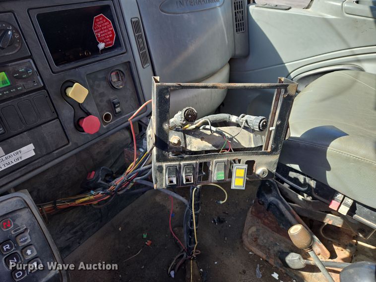 image for item EJ7343 2003 International 7400 dump truck