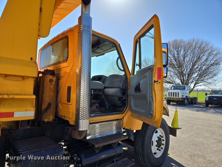 image for item EJ7343 2003 International 7400 dump truck