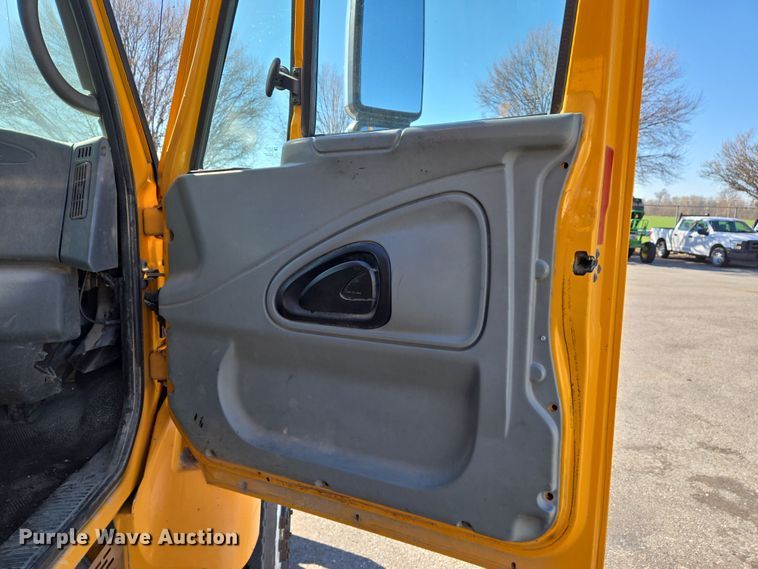 image for item EJ7343 2003 International 7400 dump truck
