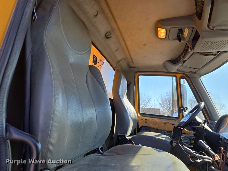 image for item EJ7343 2003 International 7400 dump truck