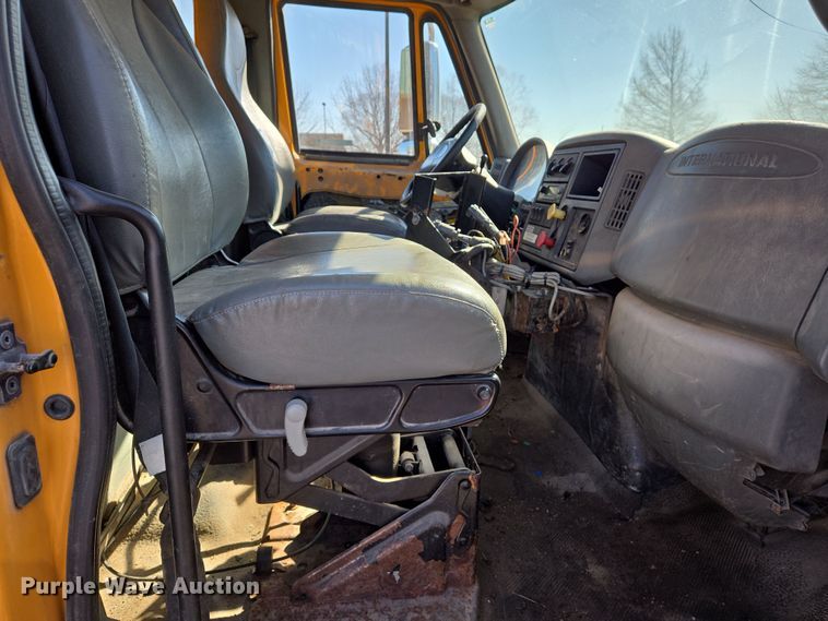 image for item EJ7343 2003 International 7400 dump truck